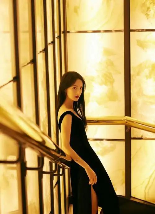金晨深v开叉裙#金晨造型分享,黑色v领修身长裙尽显神秘与魅力,开叉的