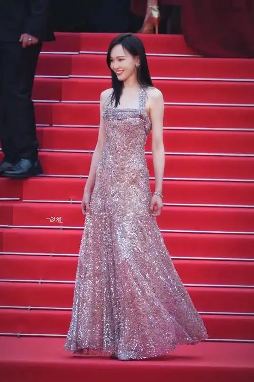 唐嫣璀璨亮片长裙 闪耀戛纳红毯