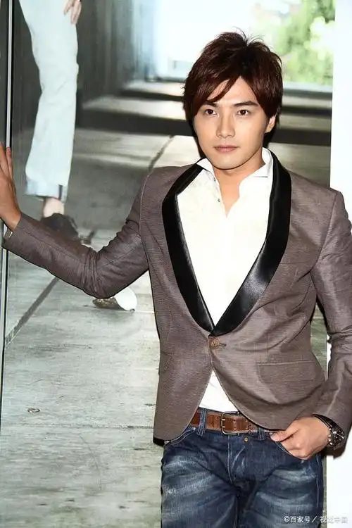 台湾艺人贺军翔住处被警方搜查,贺军翔回应会配合调查