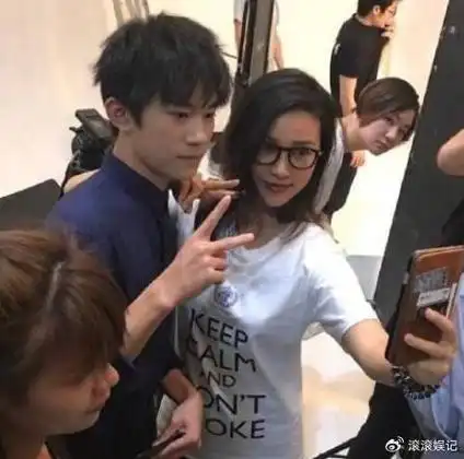 王一博像漫画,肖战怼脸拍,千玺帅气,王俊凯羡慕了|肖战|王俊凯|漫画