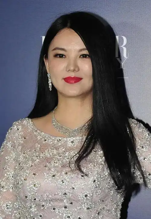 李湘中年发福太严重穿白色婚纱连衣裙配长直发至少有130斤