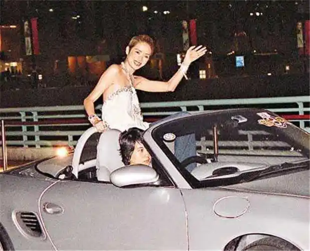 当年梅艳芳的座驾是一辆价值128万的豪车保时捷911,搭载3.