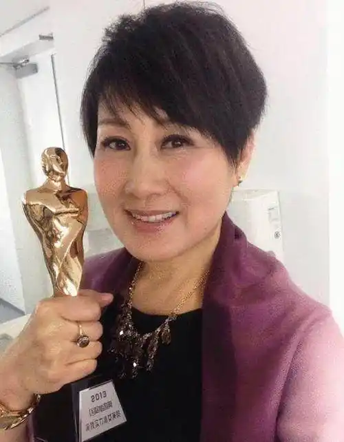 原创55岁张凯丽一家近照神秘富豪丈夫首次曝光北京复式豪宅太气派