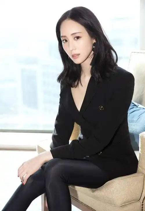 张钧甯身材太棒了,西服外套穿出"无痕感",s曲线小姑娘都羡慕_气质