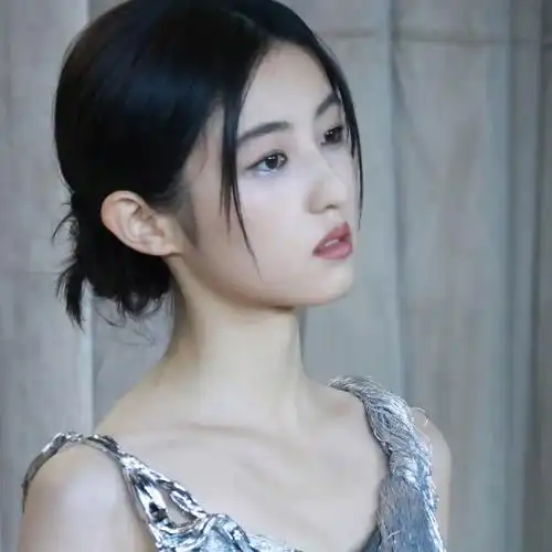 张子枫 银灰小烟熏# 先抖落一张生图