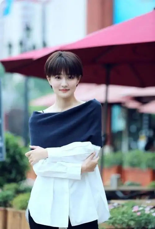 夏天的尾巴也要穿的美,试试徐璐的深v吊带裙吧