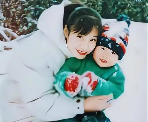 本以为王一博遗传了妈妈的美貌,看到父亲照片后,网友:太会长了!