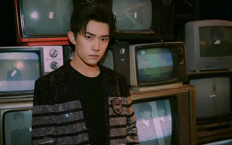 易烊千玺成人礼帅气1680x1050分辨率查看