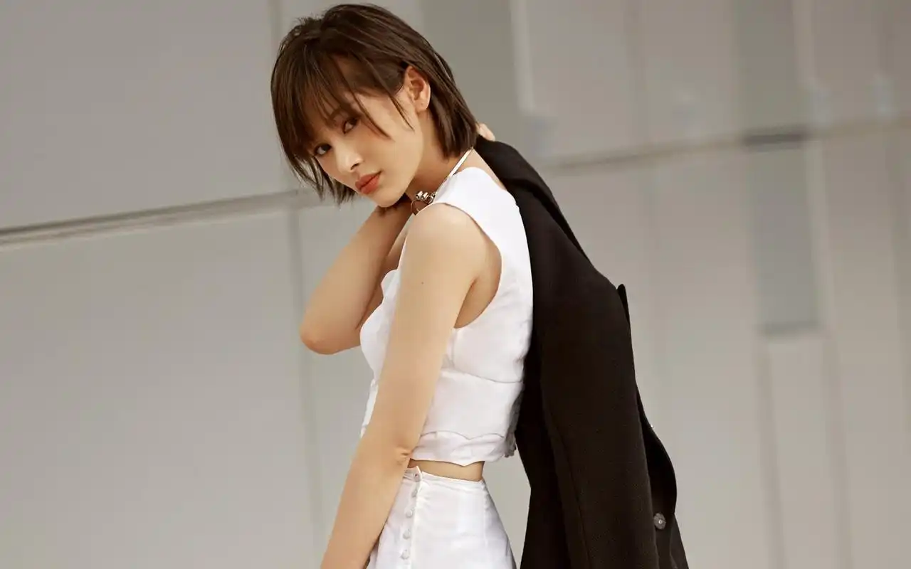 王子文干练迷人黑色西装时尚街拍桌面壁纸