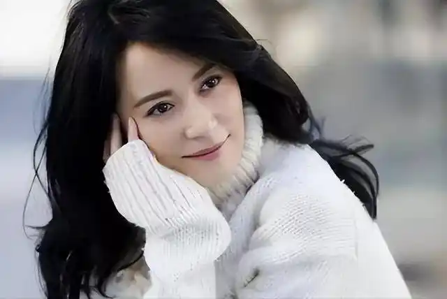 52岁俞飞鸿:感谢窦文涛陪了我20年,他是我闺蜜,没把我当女人看