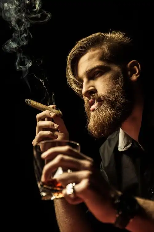 肩膀上扛着斧头的男人