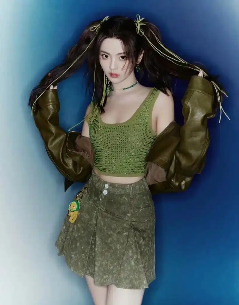 杨超越皮衣搭绿色小背心,清新甜酷十足!双马尾造型灵动可爱.