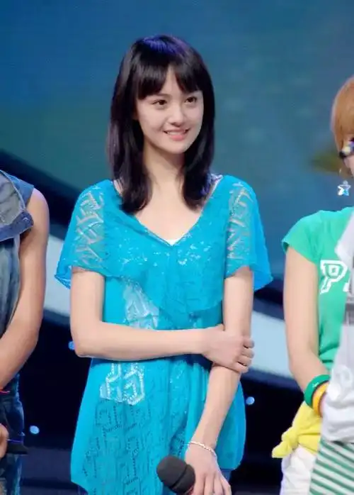 郑爽只会傻笑卖萌?她的发型告诉你什么叫校花.