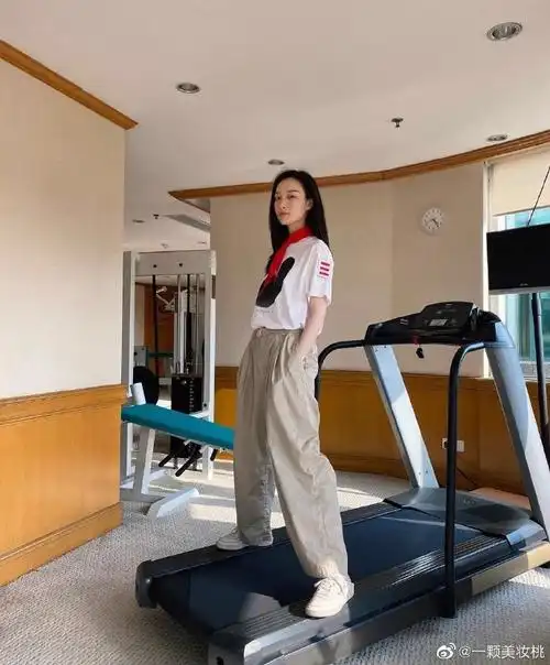 倪妮六一晒照|#时尚#戴红领巾和三道杠庆祝儿童节,简约t恤搭配休闲