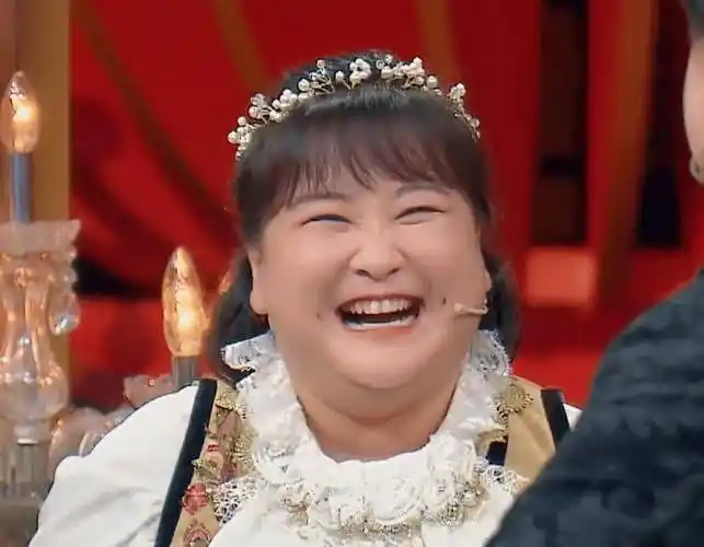 王牌家族并排坐,当镜头扫过贾玲脚的那一刻,确定身高166cm?