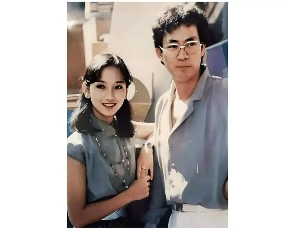 上个世纪八十年代,赵雅芝和郑少秋曾在一张合影中亮相.