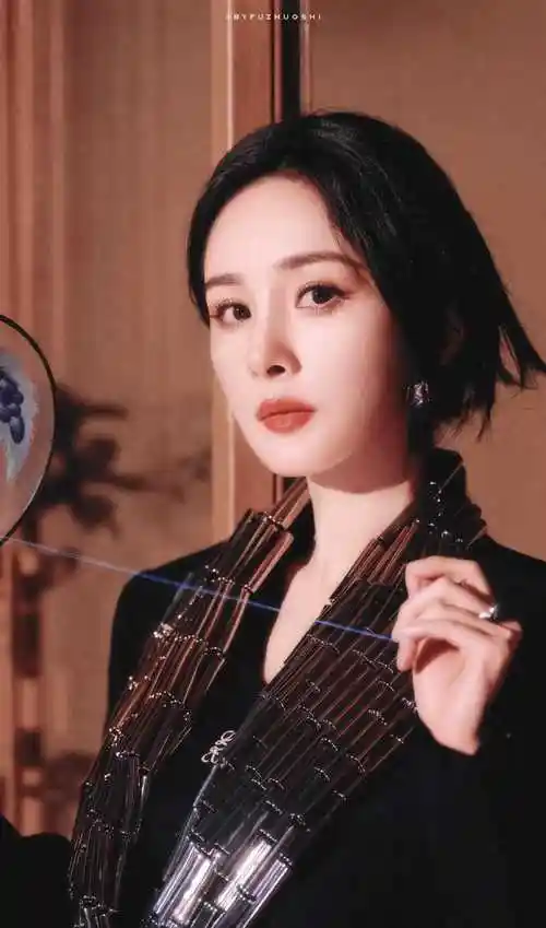 杨幂娱乐圈闪耀之星多才多艺魅力四溢