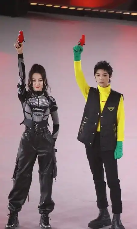 迪丽热巴少见酷系中性穿搭真帅,和华晨宇站一起,看着都很酷