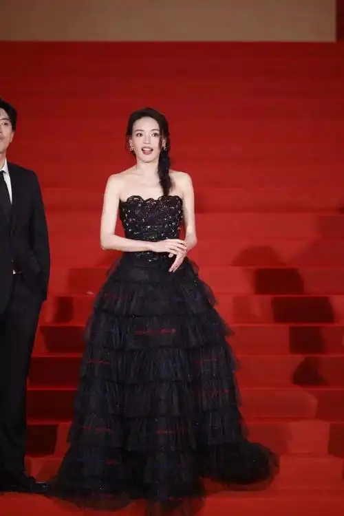 倪妮又出神图!angelababy进不去的红毯,她美得像开了光……_腾讯新闻