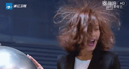 面对镜头自言自语的曲筱绡:"妖精可是不一样的",还有一个可爱的小表情