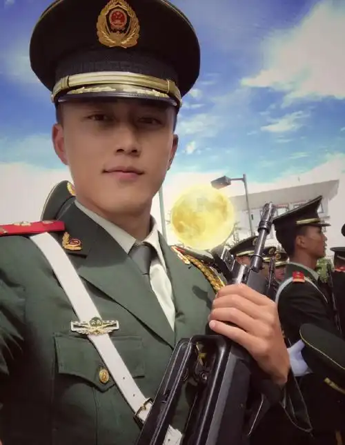 "颜值爆表的兵哥哥""要被这个兵哥哥帅哭了""发现一枚帅气的军欧巴"