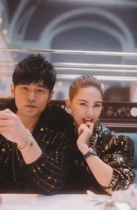 周杰伦搂昆凌看烟花,画面唯美甜蜜,网友:别抢了郎朗的风头