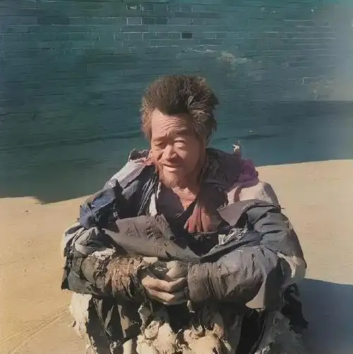 1920年,北平街头一名乞丐坐在地上,等待着好心人的施舍!