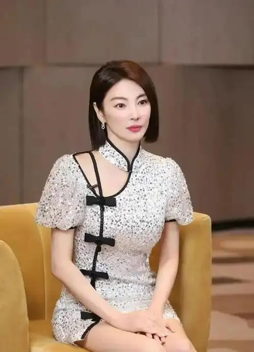 张雨绮惊艳到我了改良旗袍秀出s曲线尽显东方美