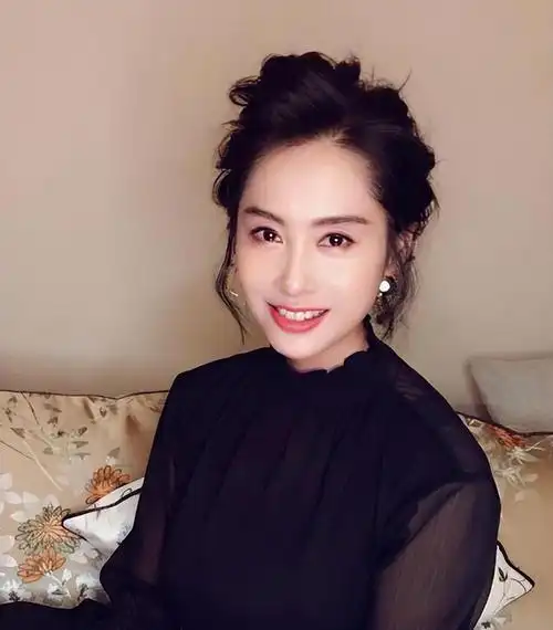 52岁朱茵现状:住深山残屋,开97年破车,活成了娱乐圈的"笑话"|演员