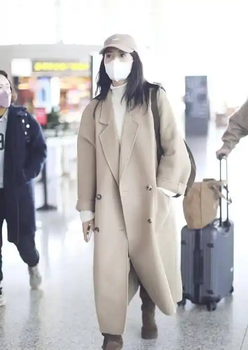 高圆圆这一身是秋冬日非常常见的搭配,长款羊绒大衣内搭高领衣,既保暖