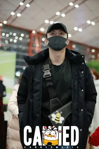 黄景瑜机场街拍,目光略显疲惫