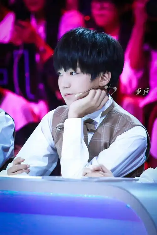 tfboys王俊凯 2014.8.28 年代秀.cr:logo