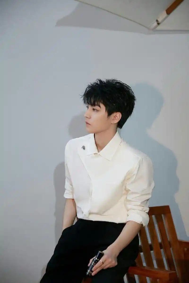 白色的衬衣,干净的气质,这不妥妥的校园文男主描写,王俊凯可不可以颜