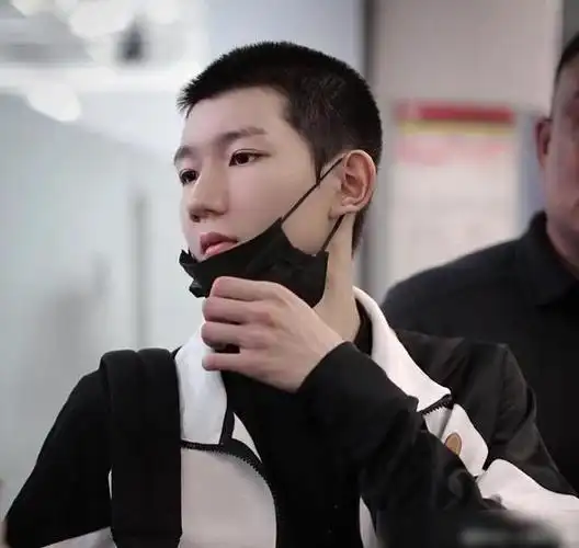 王俊凯尝试寸头新造型,tfboys颜值高低,一比见分晓!