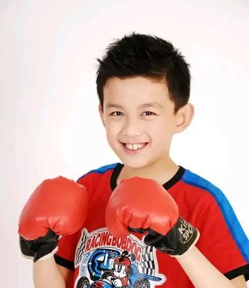 小时候的吴磊两颗大兔牙超级明星的,笑起来萌化了.