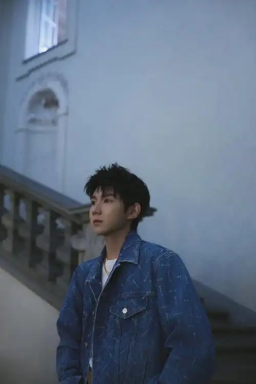 王源超话#bally全球品牌代言人王源##王源电影盗火者#耳机里的音乐