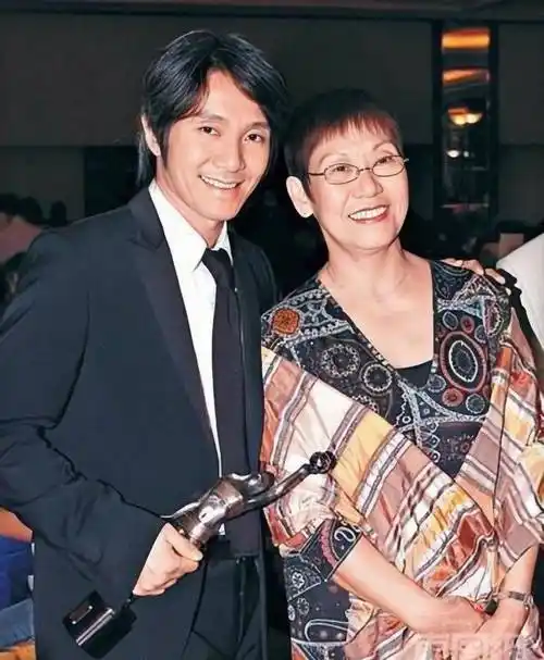 却不满意他的挚爱,不喜欢他的"贤内助"_周星驰_罗慧娟_星妈