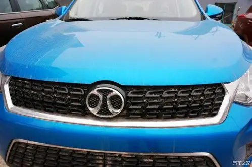 矩阵式高亮上格栅十分醒目,配以x型车标,力量感倍增
