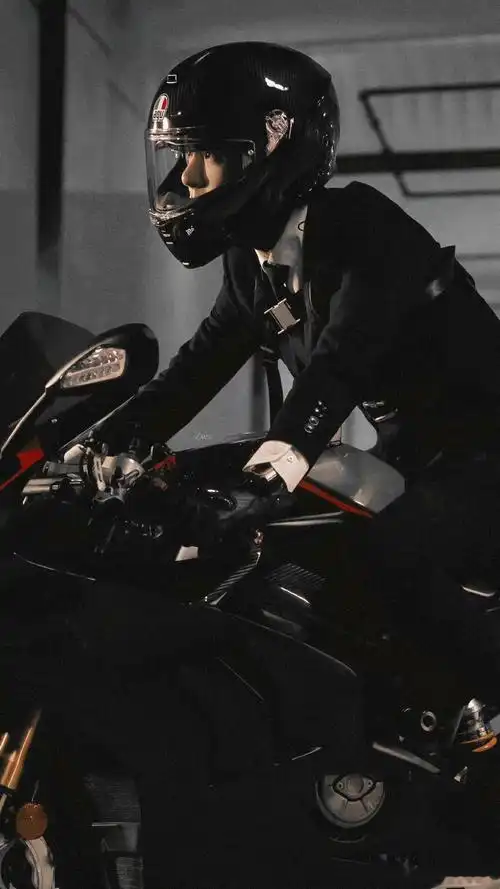 王一博街舞5西装摩托花絮# 王一博和机车适配度真的太高了吧,这个