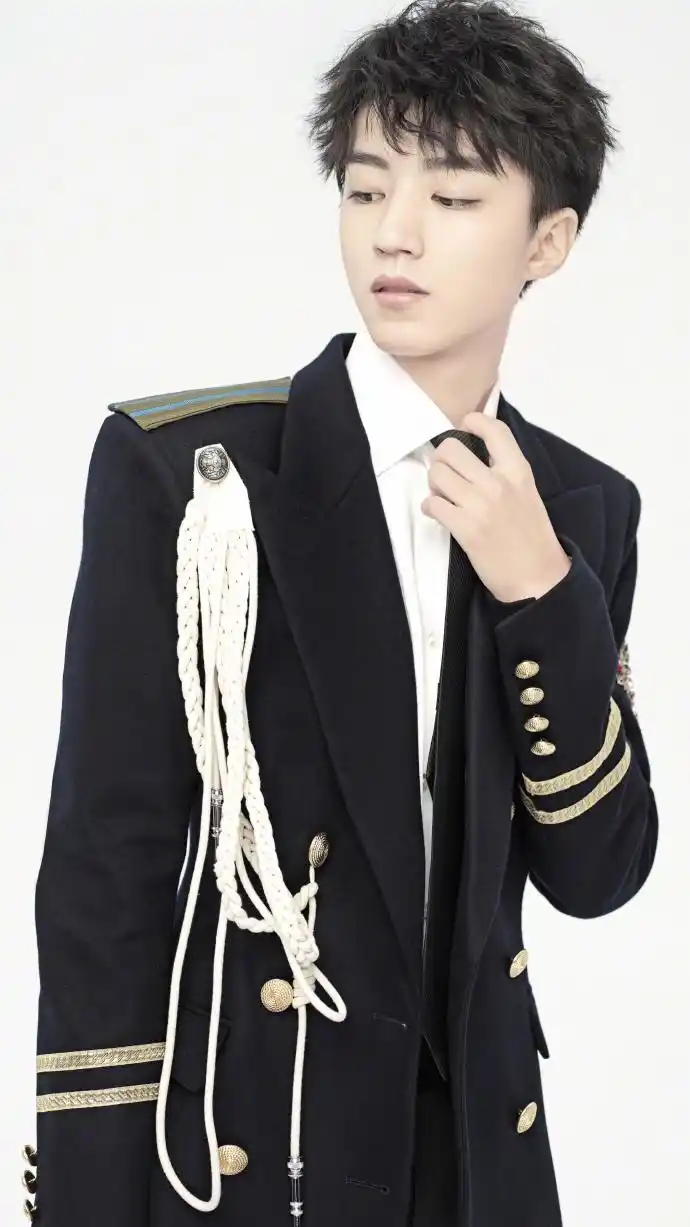 王俊凯我要单独发博赞美 上一次的军装制服是什么时候 太不给人活路了