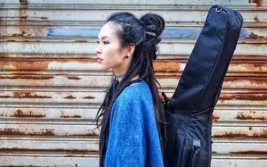 回顾丧母又丧夫的毕夏恩师汪峰承诺帮助她如今过得怎样