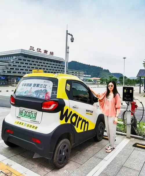 大家都知道柳州五菱有一款迷你电动车e100,在柳州街头经常看到美女开