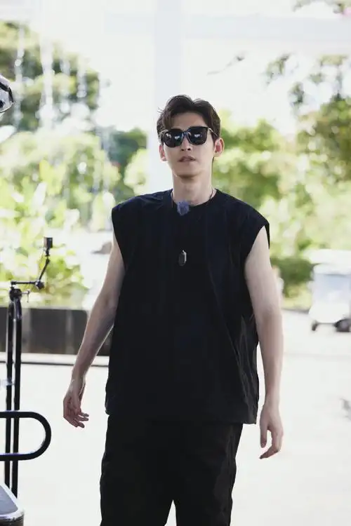 【#花儿与少年好友记#好友剧照】  印尼站收官倒计时,@张翰(状态拉满