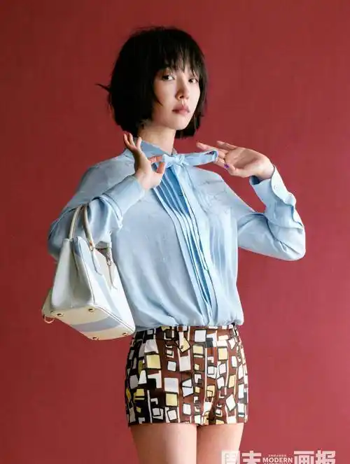 姐姐太真实了封面上,白百何一头短发,身穿蓝色乡村衫搭配印花裤,黑色