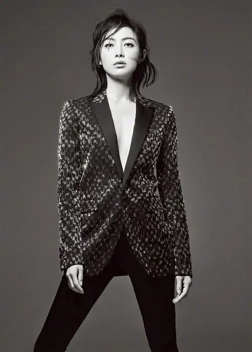 宋茜最新黑白质感简约时尚杂志封面图片