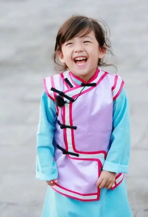 小泡芙穿钟丽缇女儿旧衫很兴奋刘畊宏夫妇教育孩子节俭美德