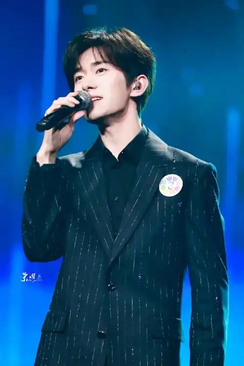 易烊千玺献唱不辞星海##易烊千玺于适同框照##易烊千玺不辞星海舞台