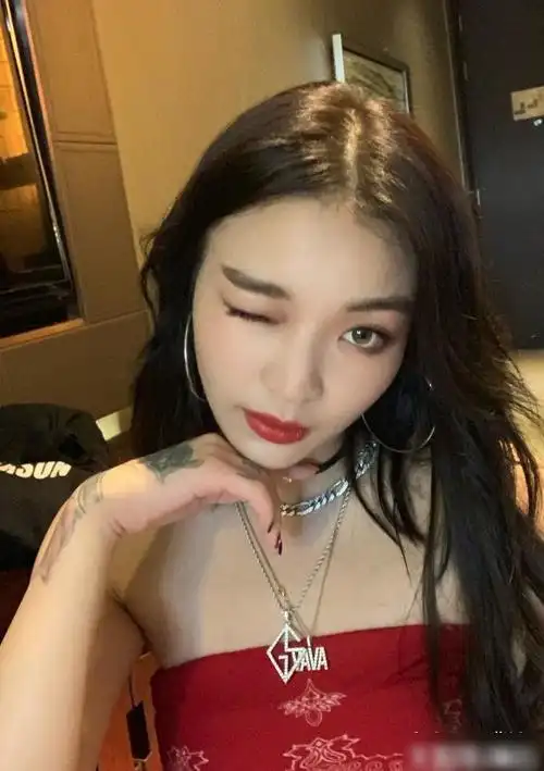 还记得有嘻哈里的vava吗把方巾当衣服穿真大胆