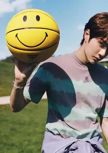 王一博化身阳光少年,篮球微笑的表情很凝人,充满青春活力的气息