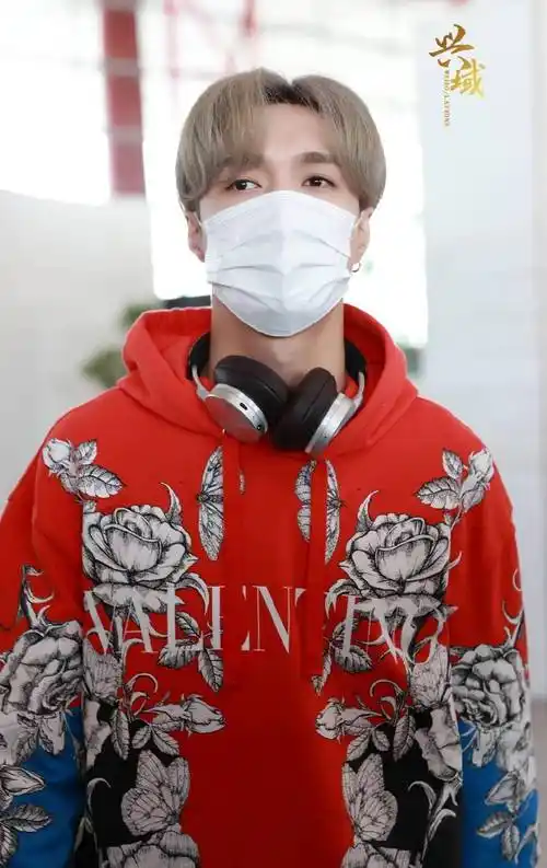 张艺兴银灰发色加上冷白皮,不就是标准的撕漫男吗?_感觉_时候_卫衣